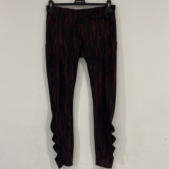 Lululemon Speed Tight IV
Painted Animal Bordeaux Drama Black / Black size 8 - Picture 2 of 16